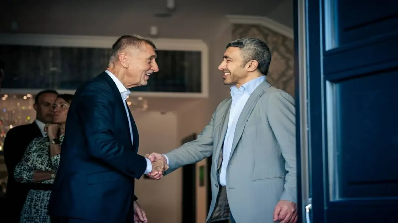 عبدالله بن زايد يناقش الاعتداءات الإيرانية مع رئيس وزراء التشيك